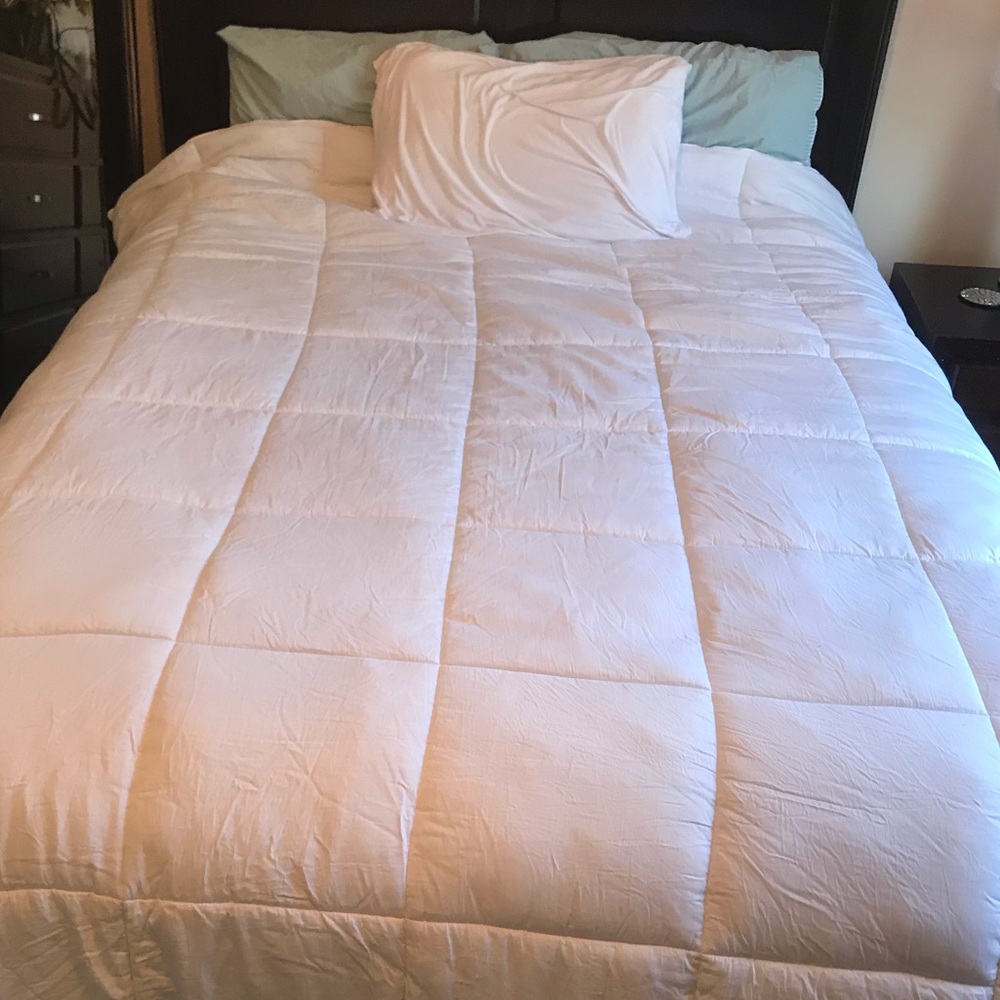 White bed spread - Picture 1 of 3